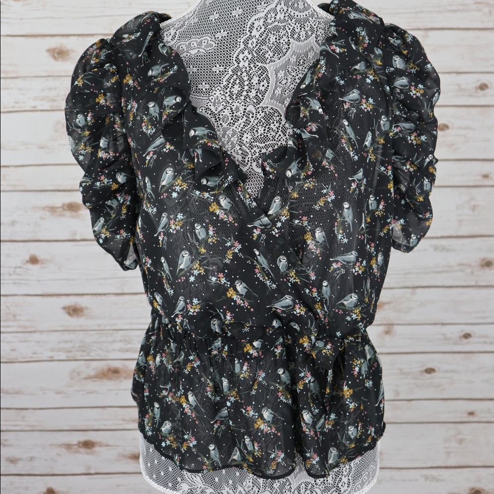 Cute blue jay bird top with scrunched sleeves!